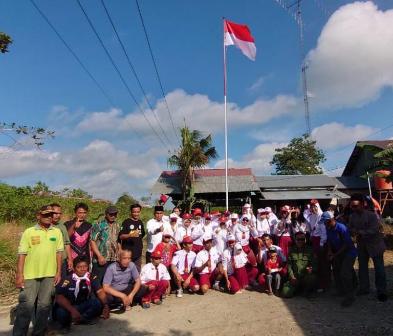Unik, Warga Desa Sarigadung Apel Pengibaran Bendera Berseragam SD