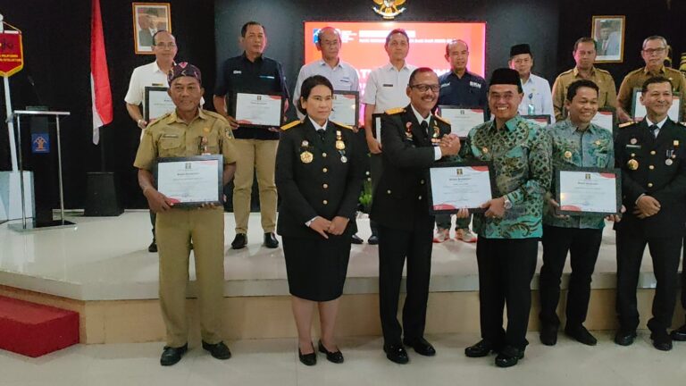 Abah Zairullah Terima Penghargaan dari Kanwil Kemenkumham Kalimantan Selatan