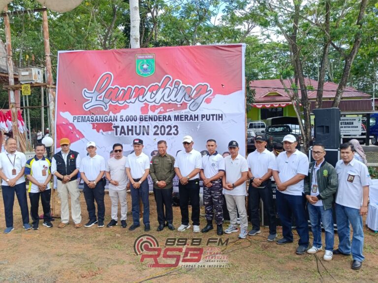 Dr. Ambo Sakka, Pimpin Pemasangan 5000 Bendera Merah Putih Serentak di Tanah Bumbu