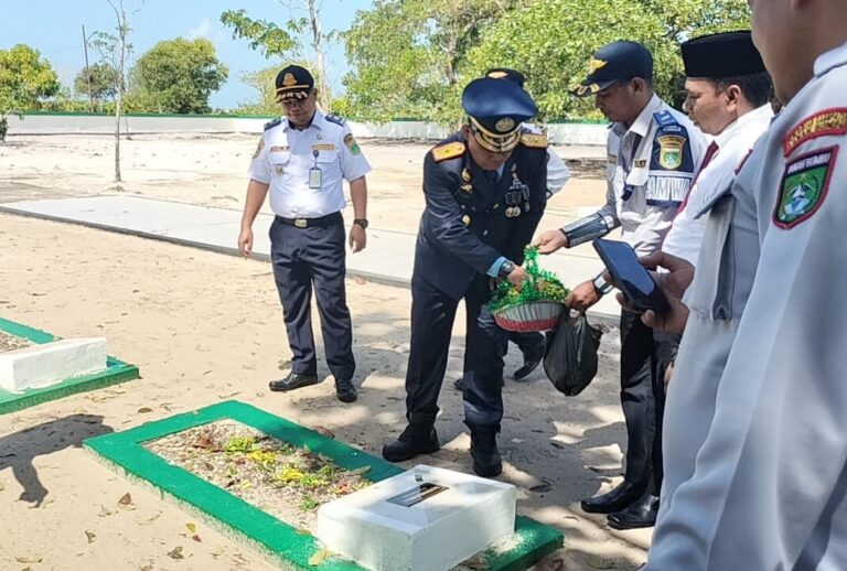 Harhubnas 2023, Jajaran Dinas Perhubungan Tanah Bumbu Ziarah ke Makam Pahlawan