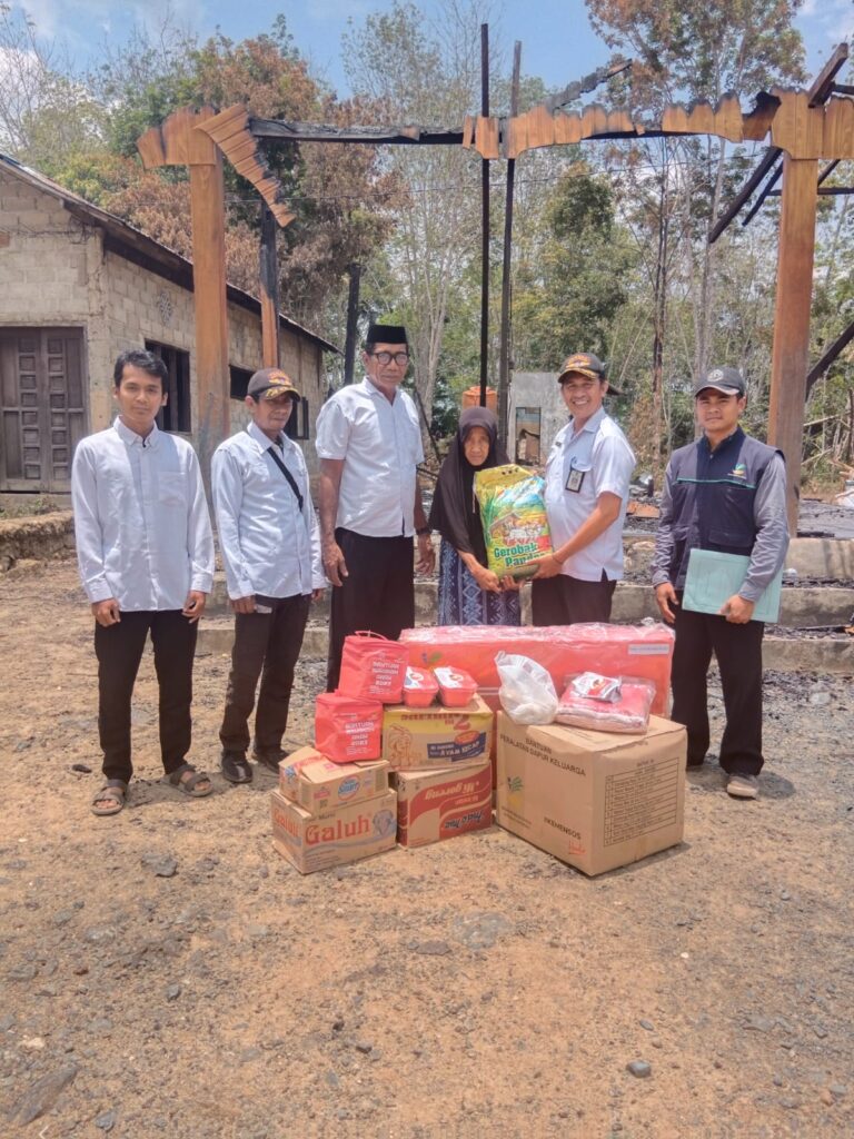 Warga Korban Kebakaran di Desa Mangkalapi Terima Bantuan dari Pemkab Tanah Bumbu