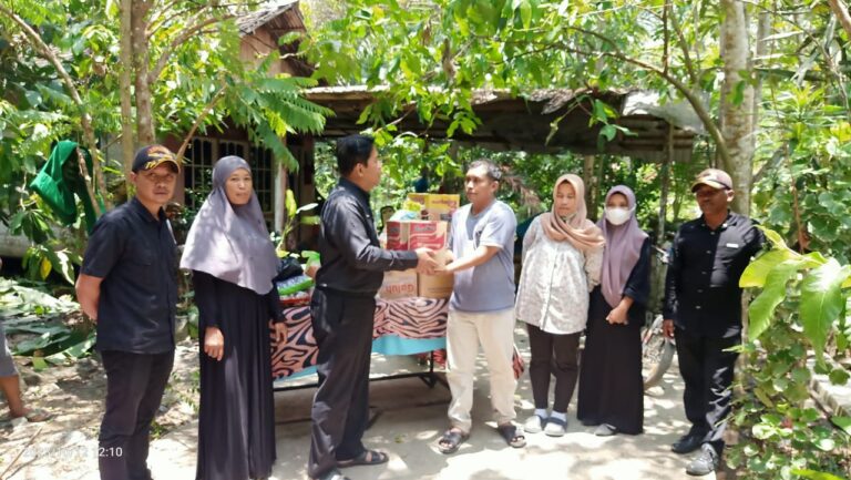 Dinas Sosial Tanah Bumbu Serahkan Bantuan kepada Korban Kebakaran di Desa Manurung
