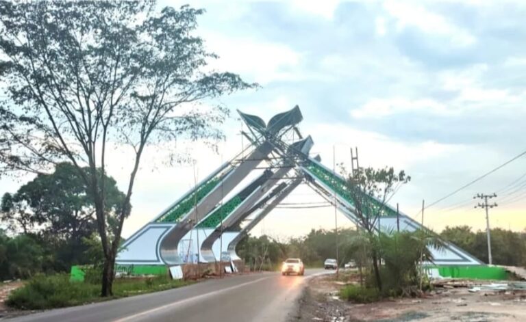 Pintu Gerbang Desa Bersujud Terkesan Mewah pada Malam Hari