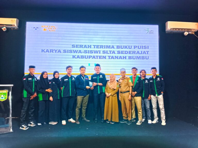 KPMTBKSM Serahkan Hadiah Pemenang Lomba Puisi Serta Cinderamata Untuk Dispersip dan RSB Tanah Bumbu