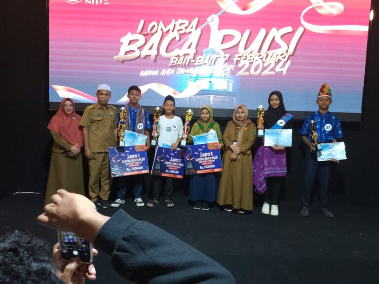 Dispersip Tanah Bumbu Serahkan Hadiah Lomba Puisi Kategori Umum dan Pelajar