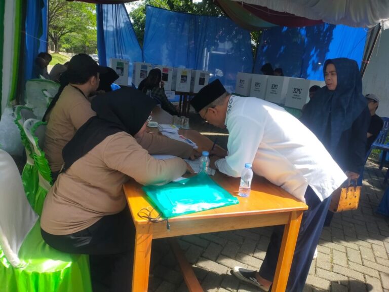 Wabup Muh Rusli Bersama Isteri Mencoblos di TPS 20 Gunung Antasari