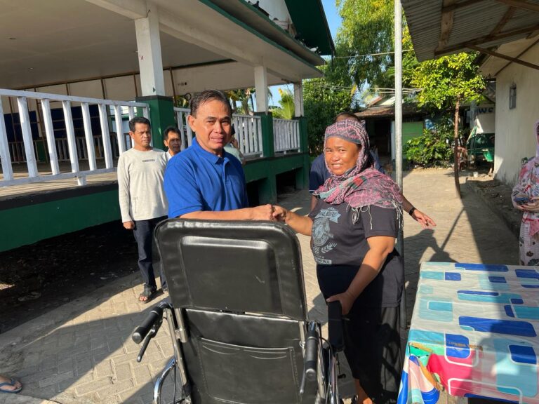 Peduli Disabilitas, Abah Zairullah Serahkan Bantuan Kursi Roda