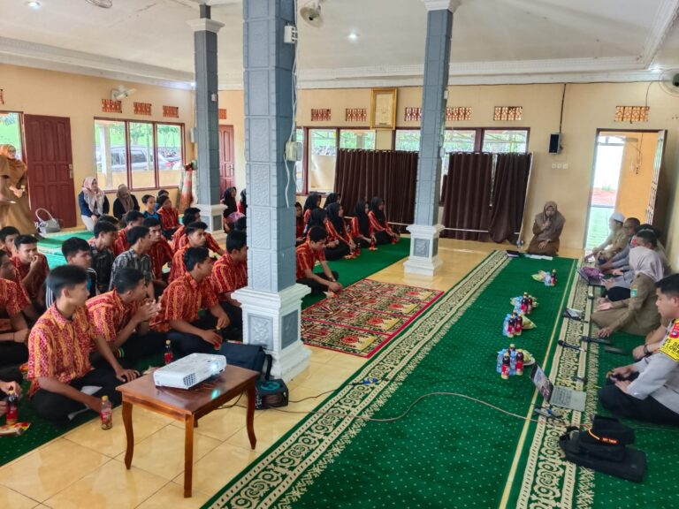 Siswa SMAN 1 Sungai Loban Dibekali Sosialisasi Tertib Lalu Lintas dan Bahaya Narkoba