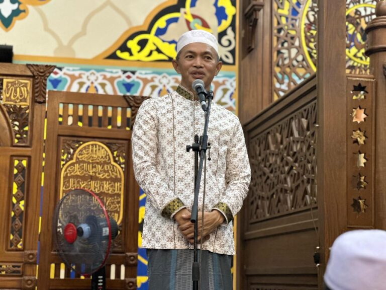 Sekda Ambo Sakka Tarawih Pertama di Masjid Agung Nurussalam Gunung Tinggi