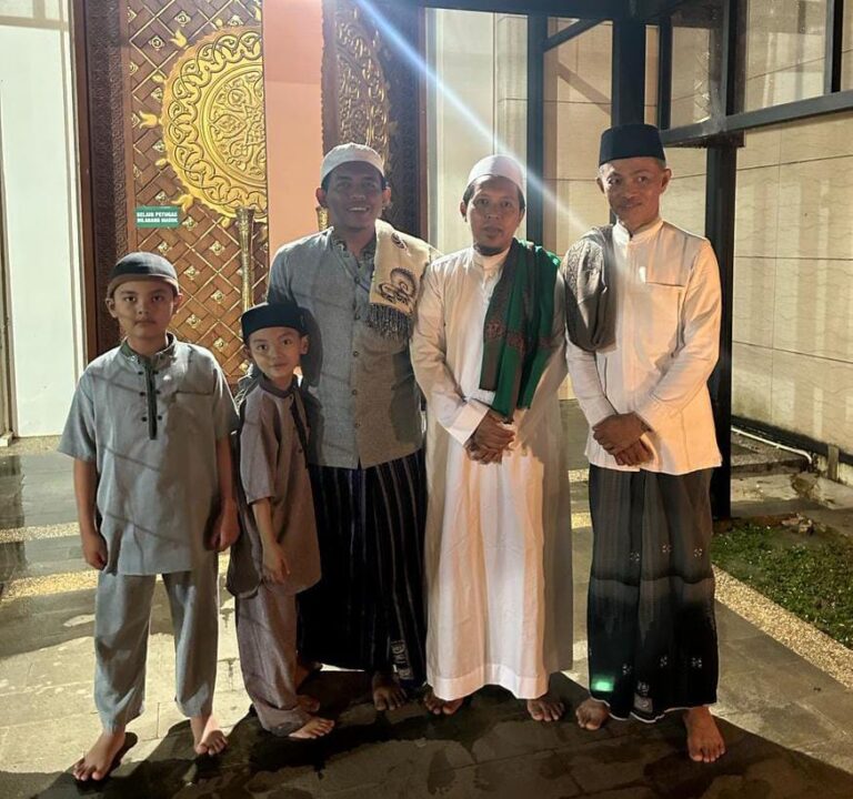 Malam Kedua Tarawih di Masjid Al-Falah, Sekda Ambo Sakka : Melalui Momentum Ramadhan kita Tingkatkan Iman dan Ketaqwaan Kepada Allah SWT