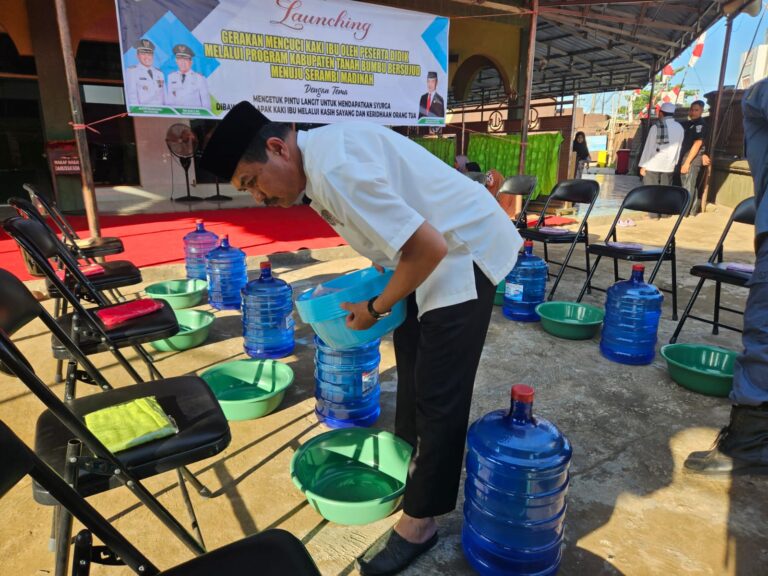 Gerakan Cuci Kaki Ibu Difasilitasi Disdik Kabupaten Tanah Bumbu