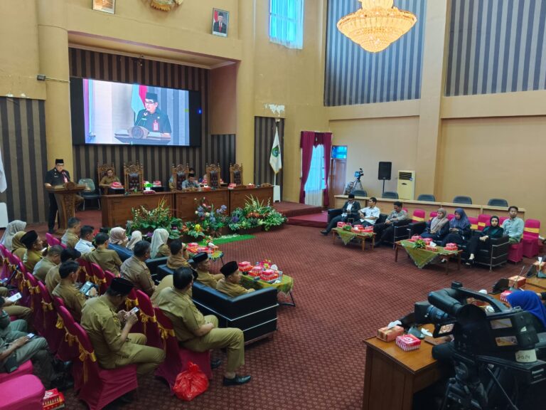 Rapat Paripurna DPRD, Bupati Berikan Jawaban Atas Tiga Buah Raperda 12 Rapat Paripurna DPRD, Bupati Berikan Jawaban Atas Tiga Buah Raperda