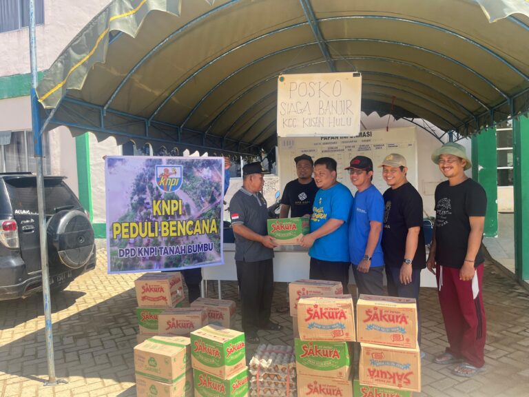 Ketua DPD KNPI Tanah Bumbu Andi Rustianto Serahkan Bantuan Korban Banjir di Kusan Hulu