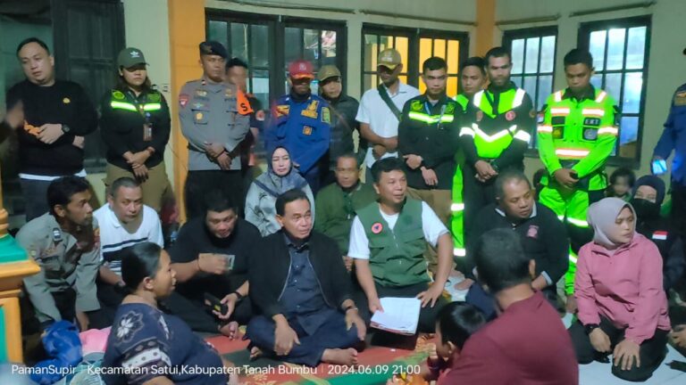 Bupati Tanah Bumbu Tinjau Korban Banjir di Kecamatan Satui