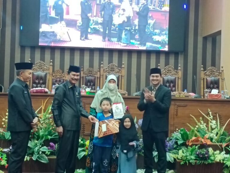 DPRD Tanah Bumbu Berikan Penghargaan Kepada Anak Pendamping di Laga Indonesia vs Irak