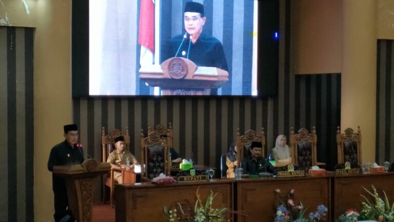 Sampaikan KUA dan PPAS 2025 pada Rapat Paripurna DPRD, Bupati Tanah Bumbu Singgung Bendungan Kusan