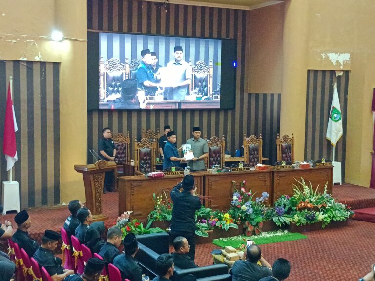 DPRD Tanah Bumbu Sampaikan Dua Buah Raperda Inisiatif 10 DPRD Tanah Bumbu Sampaikan Dua Buah Raperda Inisiatif