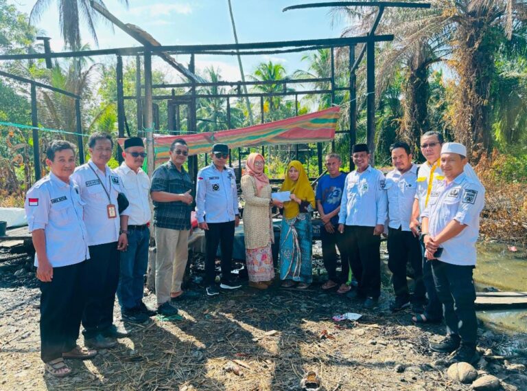 Kunjungi Warga Kebakaran, Camat Kusan Hilir Amirullah Berharap Rumah Korban Bisa Terbangun Kembali