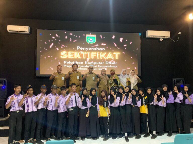 Dispersip Gelar Penyerahan Sertifikat Pelatihan Komputer Dasar Tahun 2024