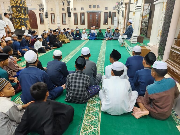 Habis Sholat Subuh Berjamaah, Abah Zairullah Berikan Tausiyah kepada Anak Yatim