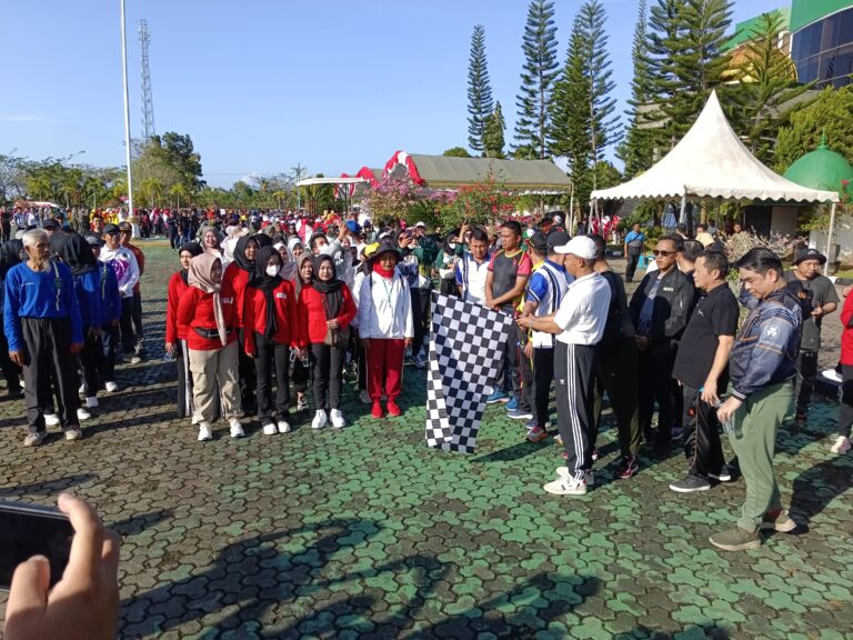 Sekda Ambo Sakka Lepas Jalan Santai Gebyar Anti Narkoba dan Pembagian 10 Juta Bendera Merah Putih