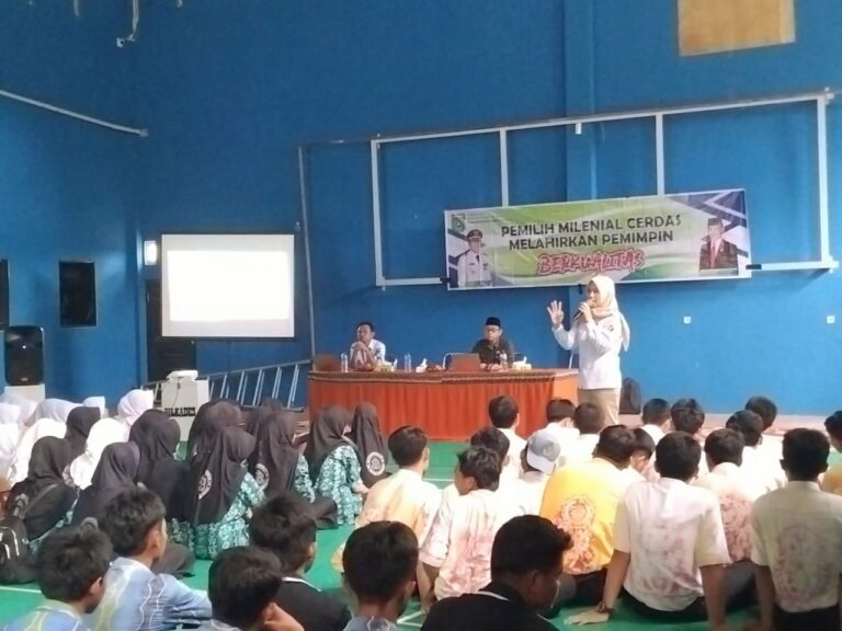 Bakesbangpol Tanah Bumbu Gelar Pendidikan Politik bagi Pemilih Pemula di Desa Sungai Cuka