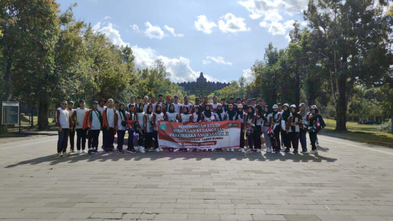 Rombongan Paskibraka Tanah Bumbu Berkunjung ke Candi Borobudur