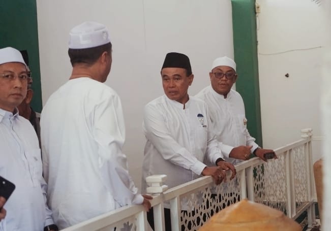 Abah Zairullah Berziarah ke Makam Syeikh Abdurrauf Bin Ali Al Fansury dan Sholat Zuhur di Masjid Baiturrahman