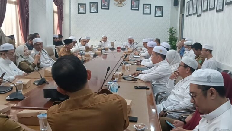 Bupati Tanah Bumbu Prihatin dengan Kemunculan Buaya di Pantai Pagatan