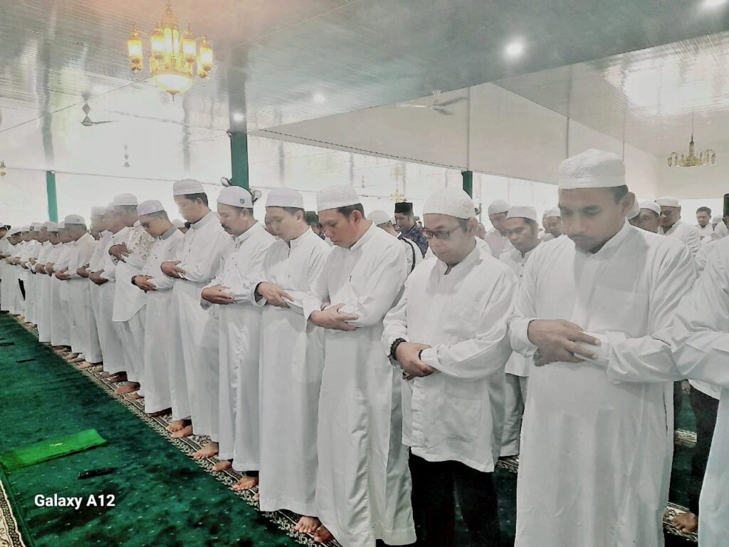 Kabag Kesra Imami Sholat Taubat, Dhuha, dan Hajat di Serambi Madinah 2