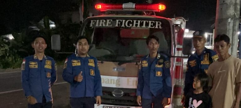 Petugas Damkar Simpang Empat Berhasil Evakuasi Sarang Tawon di Desa Kupang Berkah Jaya
