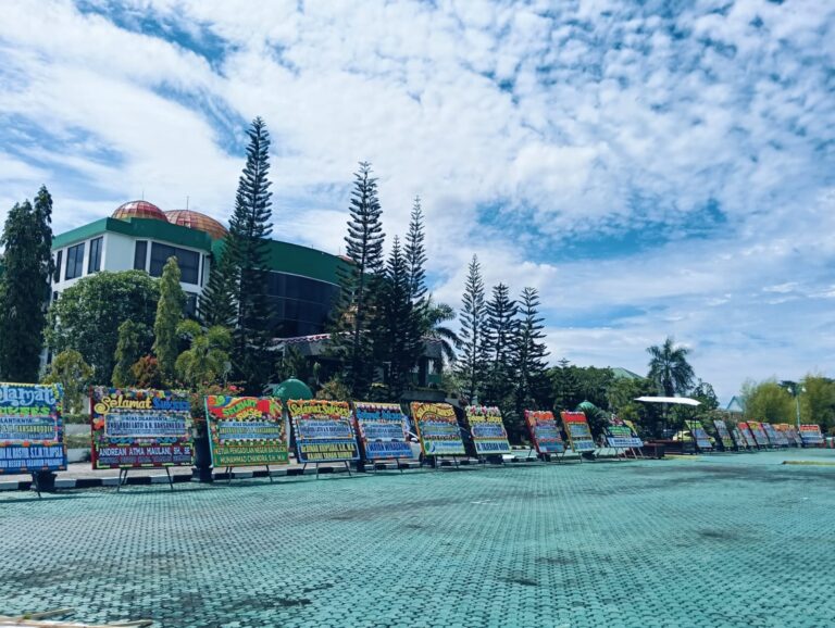Halaman Kantor Bupati Tanah Bumbu Dipadati Karangan Bunga, Ucapan Selamat Pelantikan Andi Rudi Latif – Bahsanuddin
