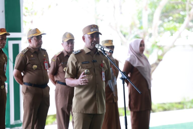 Hari Pertama Ngantor, Wakil Bupati Bahsanuddin Pimpin Apel Gabungan