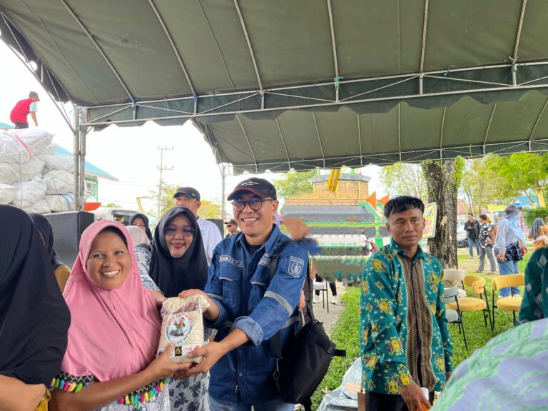 DLH Tanah Bumbu Gelar Tukar Sampah dengan Sembako di Pagatan Kusan Hilir