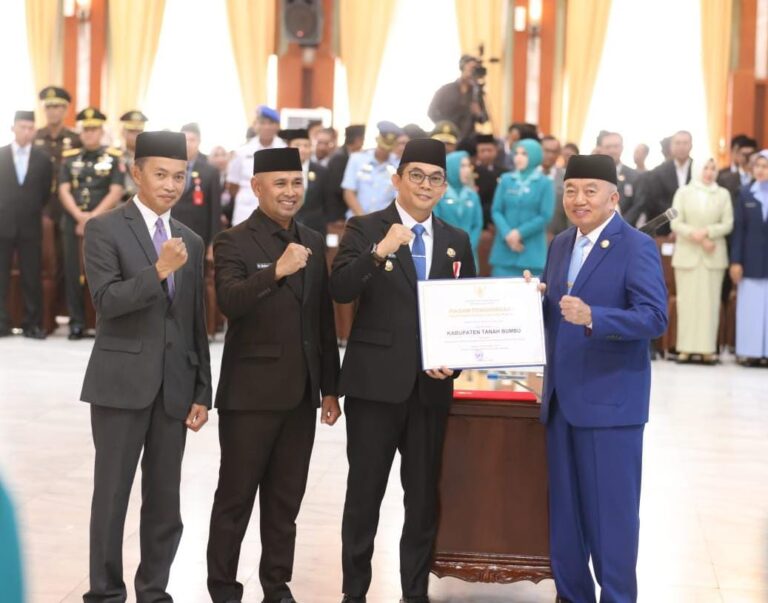Bupati Andi Rudi Latif Terima SK Pengesahan dan Pengangkatan Kepala Daerah Periode 2025-2030