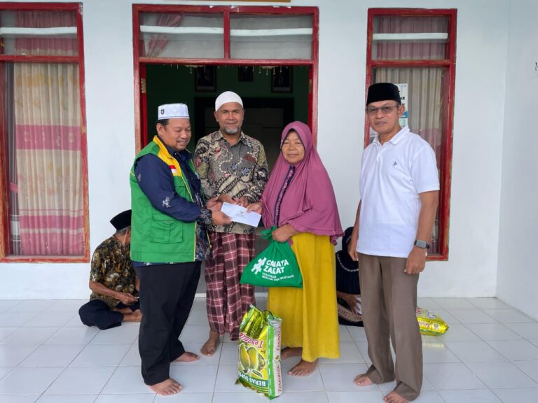 Baznas Tanah Bumbu Berikan Bantuan kepada Fakir Miskin dan Mualaf di Desa Madu Retno