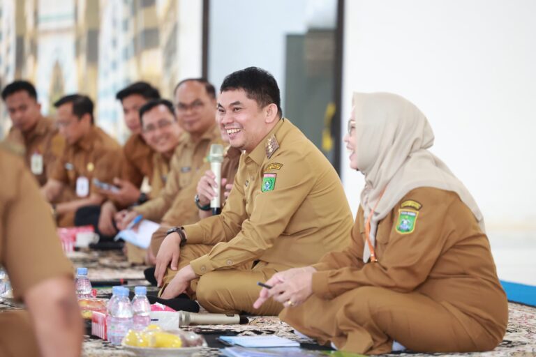 Perbaikan Kantor Bupati, Bang Arul Pimpin Rapat Koordinasi Camat di Ruang Terbuka