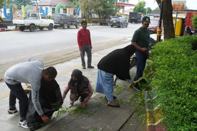AKSI Jumat Bersih, Langkah Nyata Bupati Andi Rudi Latif Wujudkan Lingkungan Sehat di Tanah Bumbu