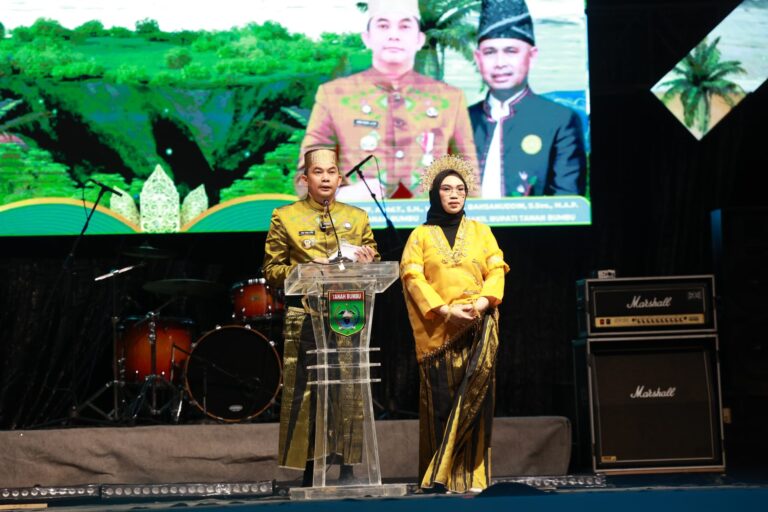 Meriah dan Sarat Makna, Mappanre Ri Tasi’e & Expo Tanah Bumbu 2025 Dibuka, Bupati Tegaskan Pentingnya SDM dan Budaya Lokal
