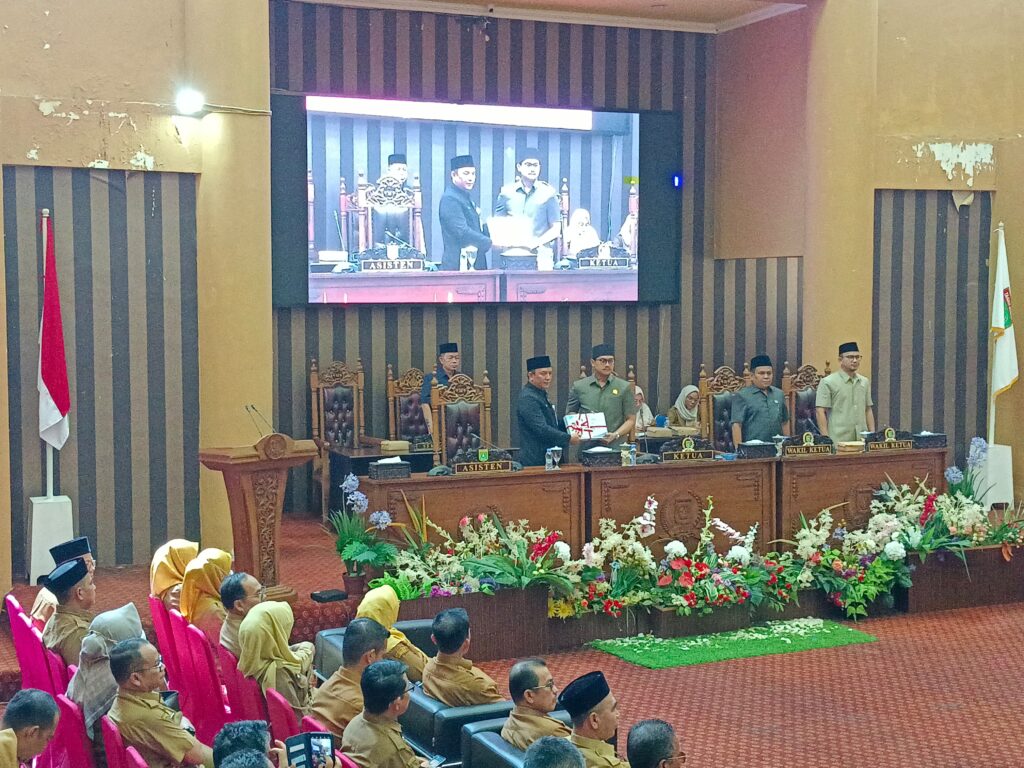Penyerahan LPj APBD Tahun Anggaran 2024 ke Ketua DPRD Tanah Bumbu Andrean Atma Maulani