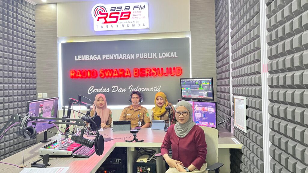 dr. Arman Jaya Rikki, saat menjadi narasumber dalam program Live Talkshow Interaktif di Radio Swara Bersujud.
