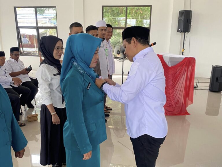 Wakili Bupati Andi Rudi Latif, Camat Kusan Hulu Lantik Tim Pembina dan Ketua Pembina Posyandu Desa