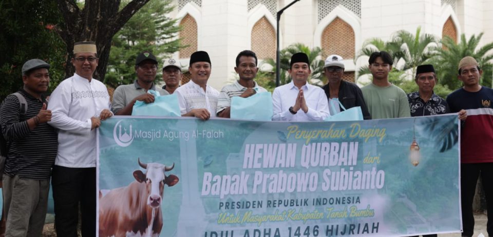Bupati Andi Rudi Latif yang mengenakan kemeja putih dan peci hitam, menyerahkan langsung hewan qurban Presiden RI Prabowo Subianto