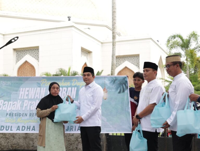 Bupati Andi Rudi Latif Salurkan Langsung Daging Kurban Bantuan Presiden Prabowo Subianto