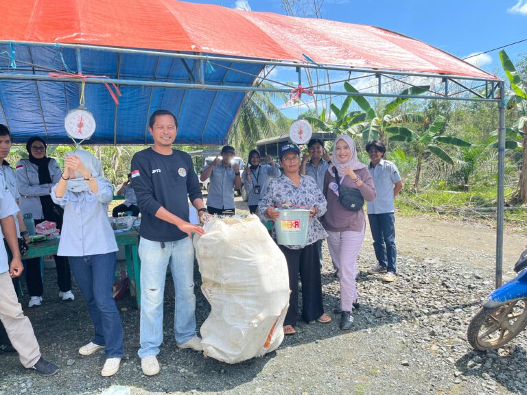 DLH Tanah Bumbu Gelar Tukar Sampah dengan Sembako di Desa Sari Utama