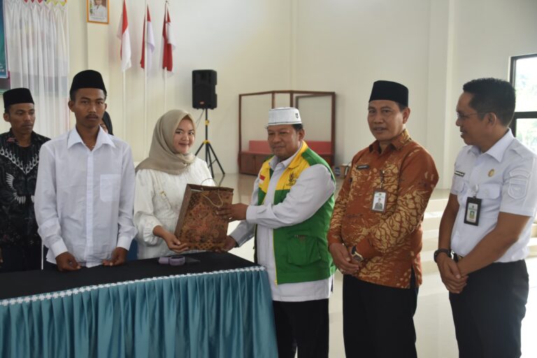 11 Pasangan di Kusan Hulu Nikah Massal, BAZNAS Tanah Bumbu Bantu Mukena