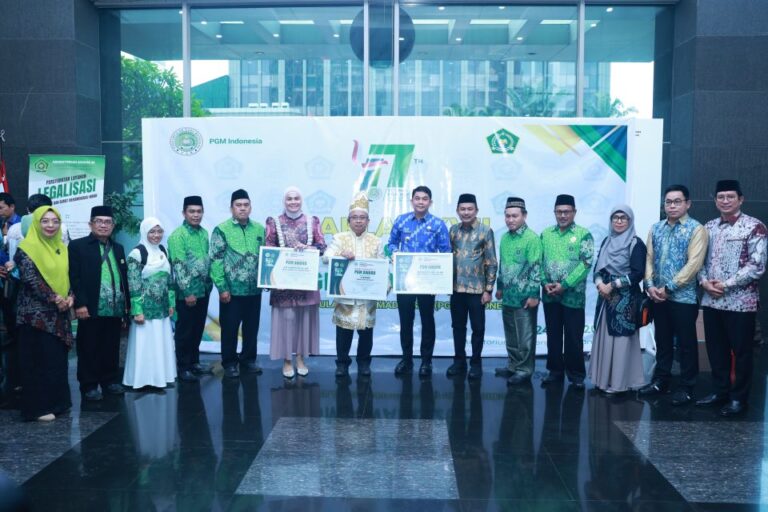 Dukung Kemajuan Madrasah, Bupati Tanah Bumbu Andi Rudi Latif Raih PGM Award 2025