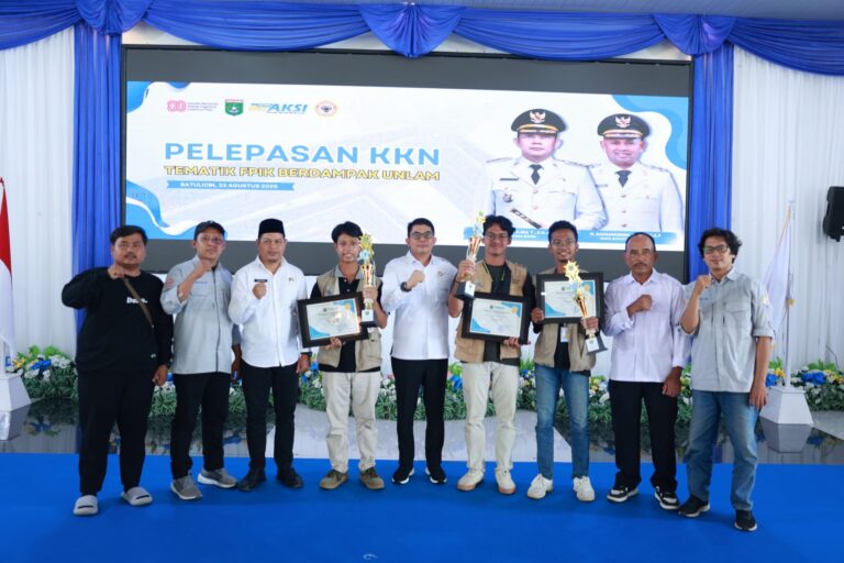 Bupati Andi Rudi Latif Nobatkan Kelompok Terbaik KKN FPIK ULM 2025 di Tanah Bumbu
