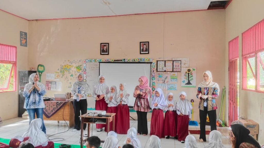 Mahasiswa KKN-T FPIK ULM Edukasi Enam Langkah Cuci Tangan di SDN 2 Sungai Cuka