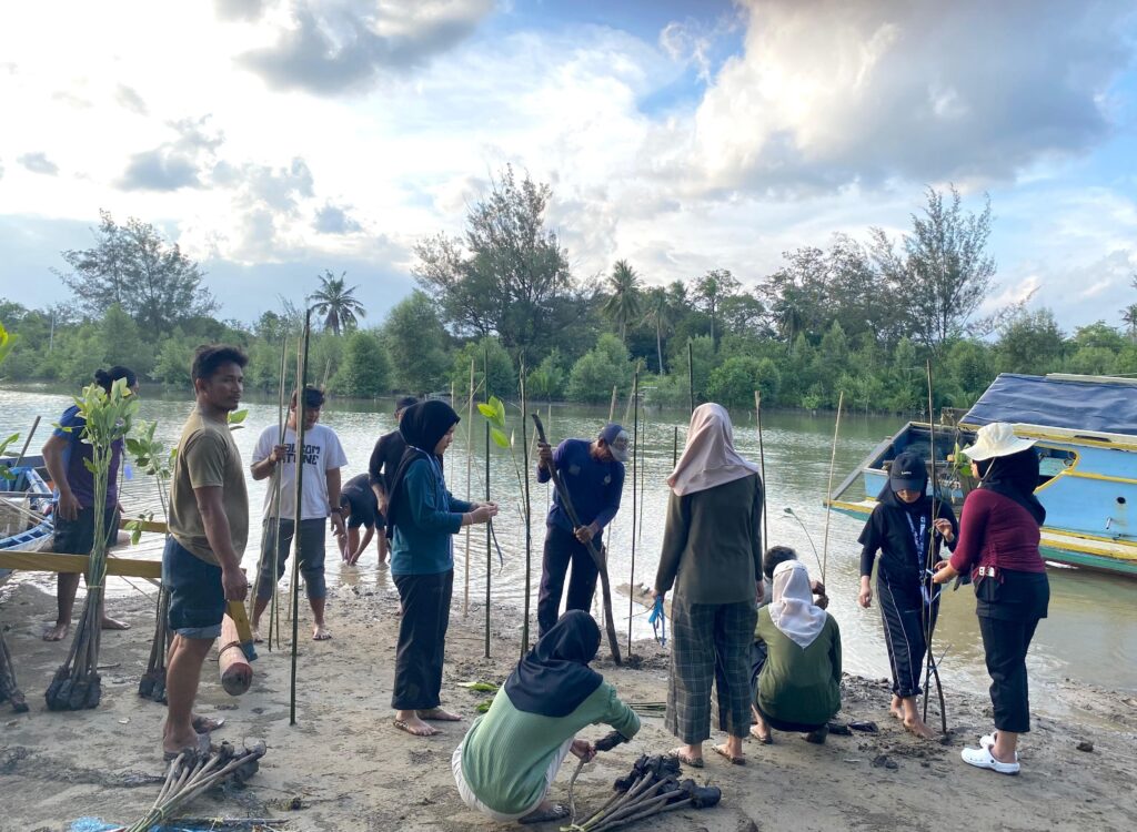 Mahasiswa ULM dan Warga Sungai Cuka Tanam 200 Bibit Mangrove, Lawan Abrasi dan Selamatkan Pesisir